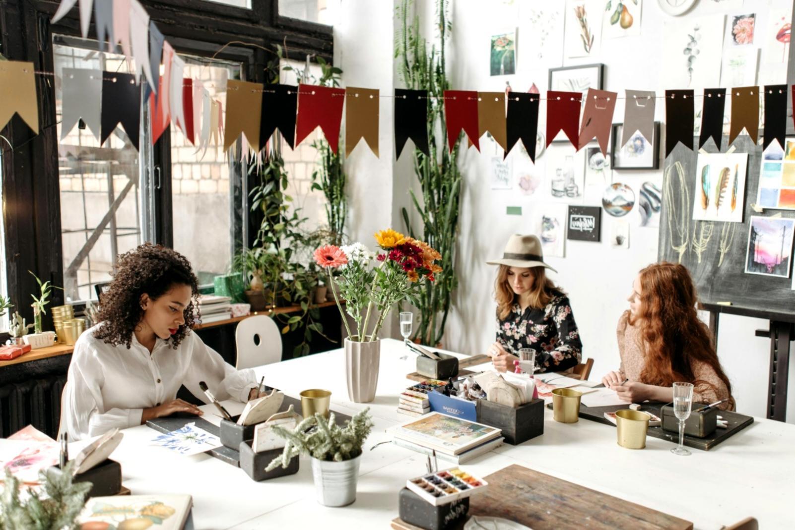 Élève travaillant sur une illustration aquarelle avec concentration