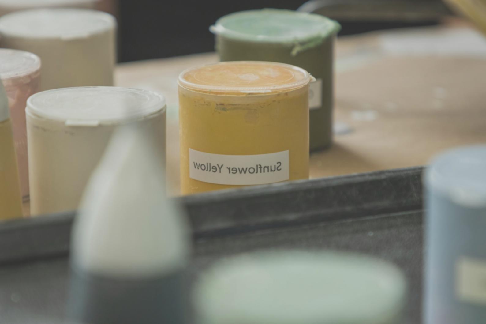 Illustration aquarelle démontrant les techniques de superposition et de mélange des couleurs