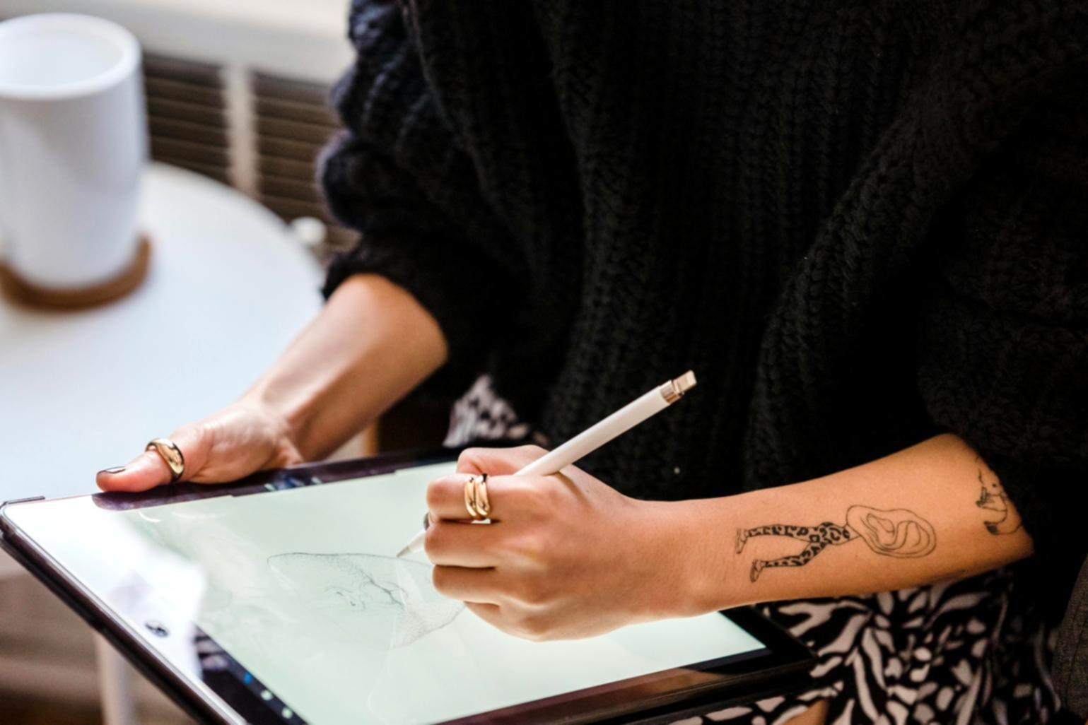 Matériel d'aquarelle professionnel disposé sur un espace de travail