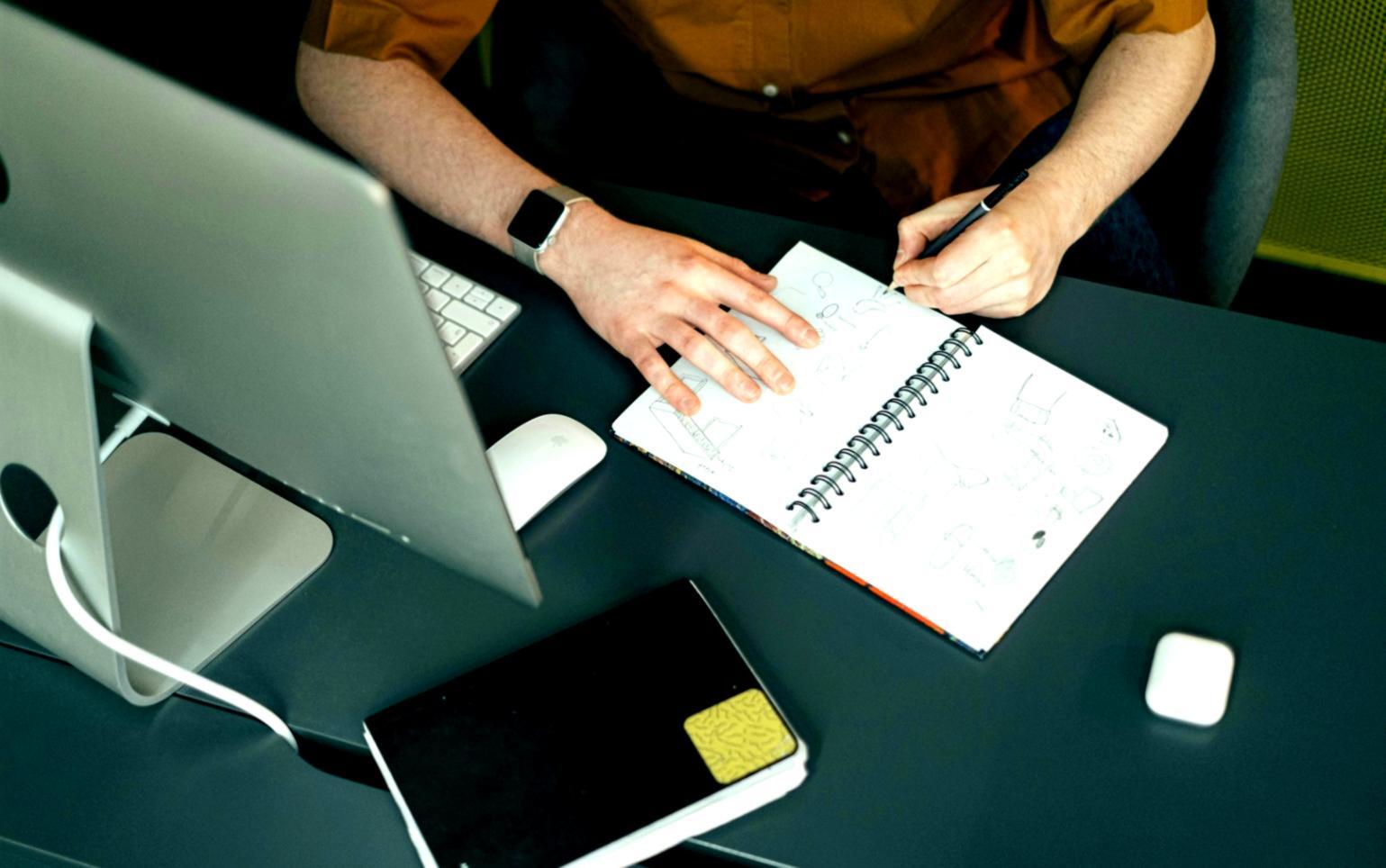 Atelier d'aquarelle avec étudiants internationaux travaillant sur leurs créations