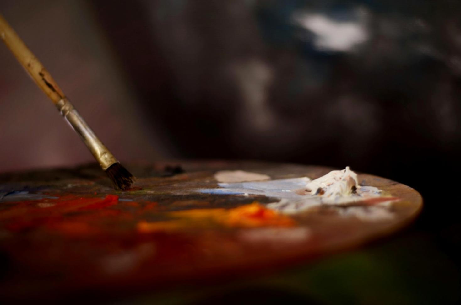 Salle de cours lumineuse avec matériel d'aquarelle et œuvres en cours