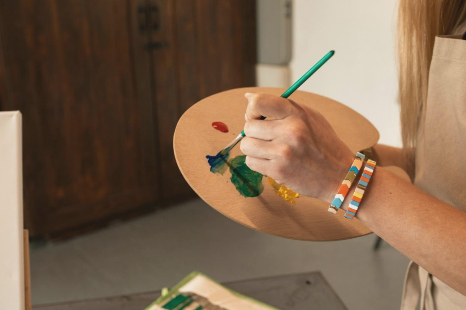 Espace de travail aquarelle avec pinceaux et palette