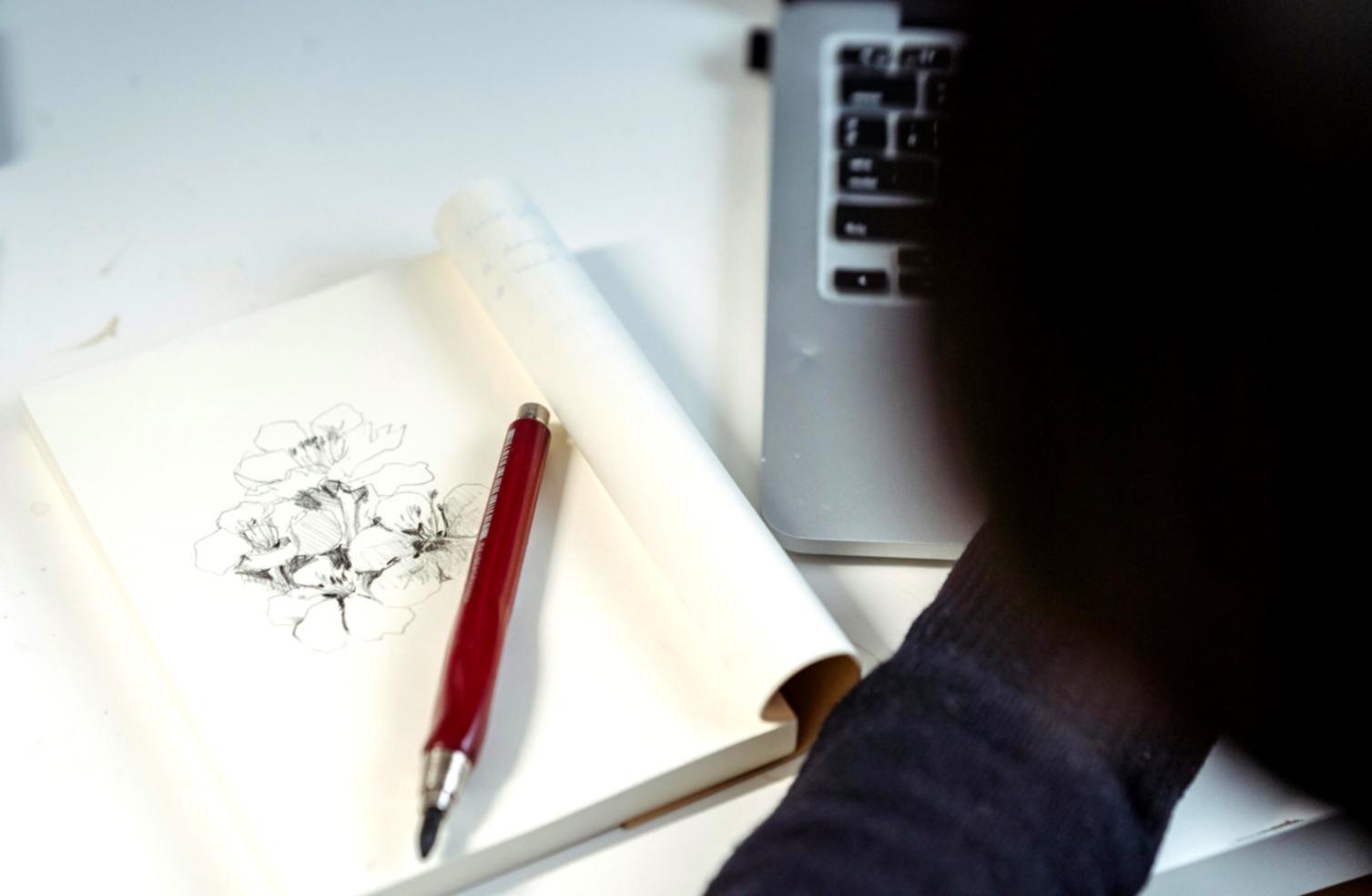 Démonstration de techniques avancées d'aquarelle avec superposition de glacis